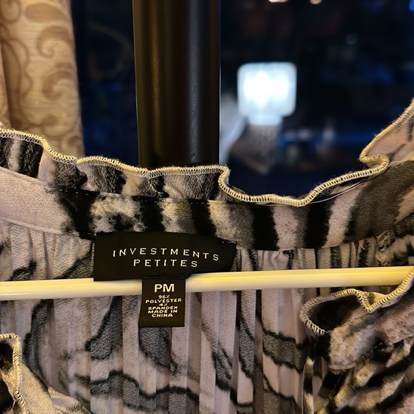 💰$5 for $25-Women’s zebra print top - Picture 2 of 3